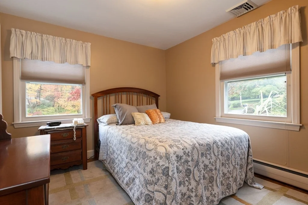 Photo of 1 Leslie Ln