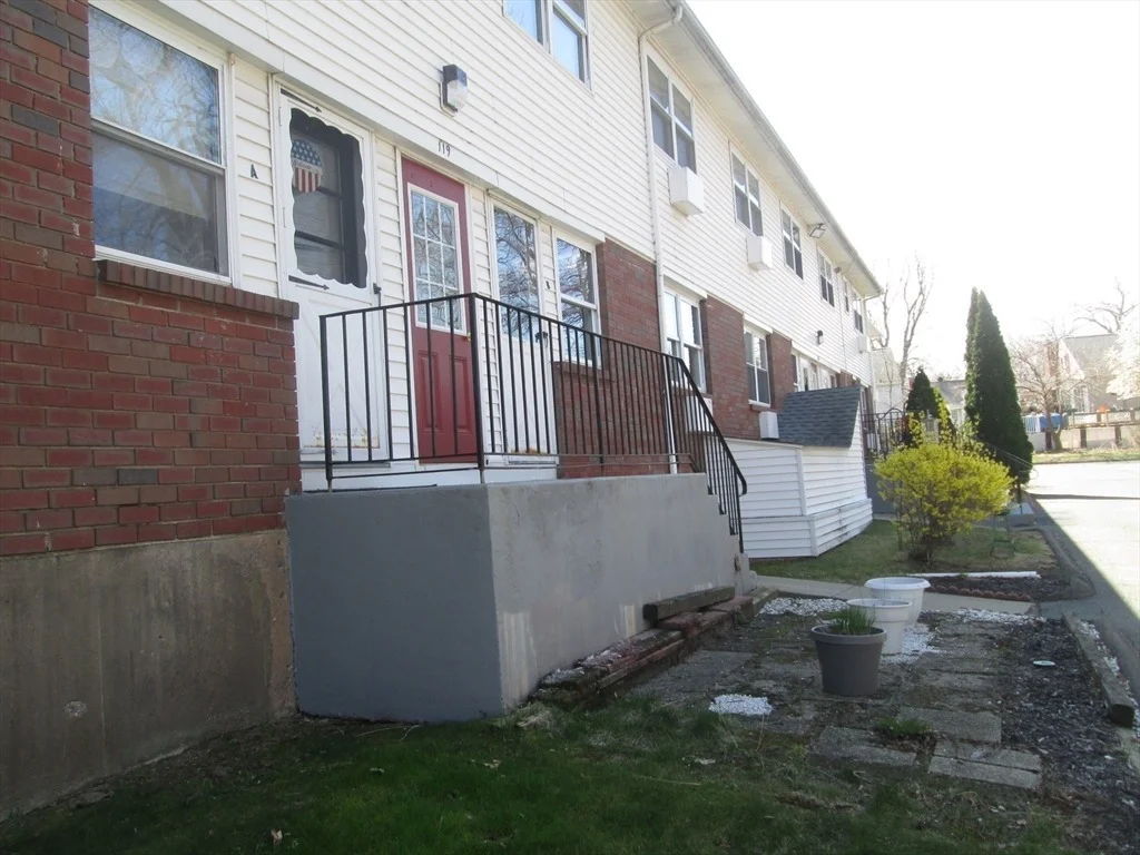Photo of Unit B at 119 Colonial Cir