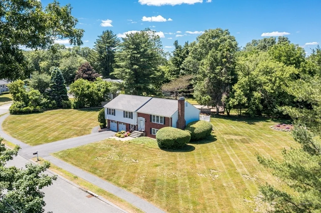 Photo of 9 Riverbend Dr