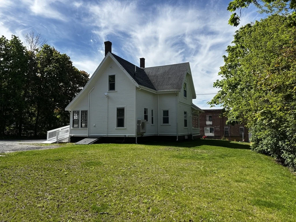 Photo of 1048 Main St
