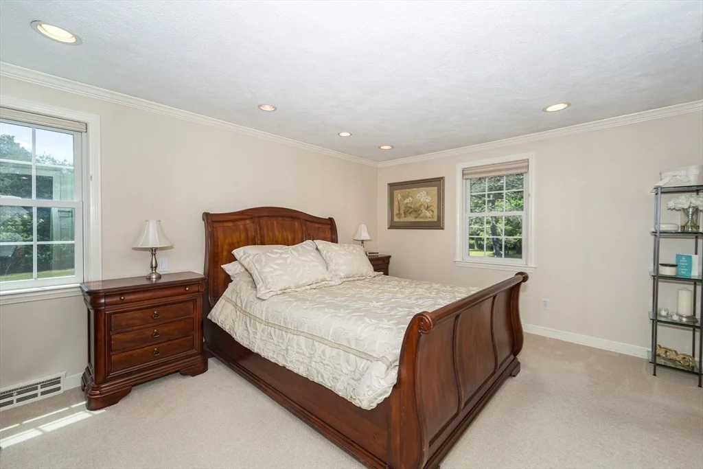 Photo of 9 Riverbend Dr