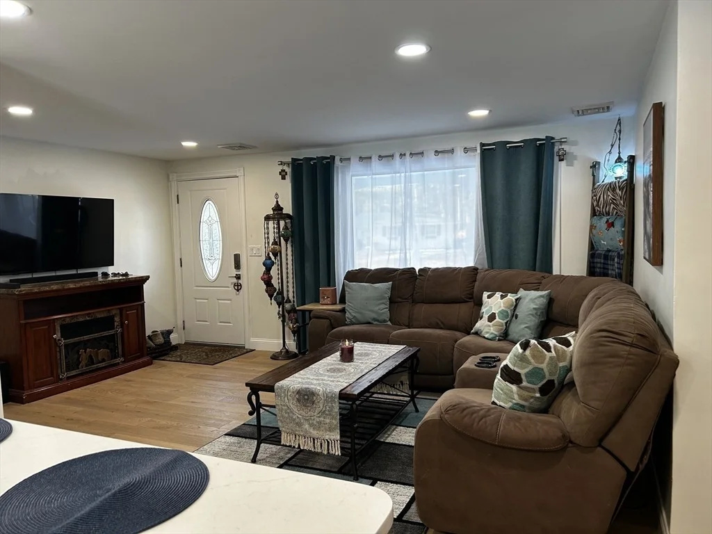 Photo of 30 Ruthellen Rd