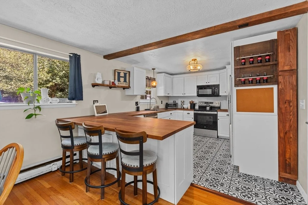 Photo of 19 Brewster Ln