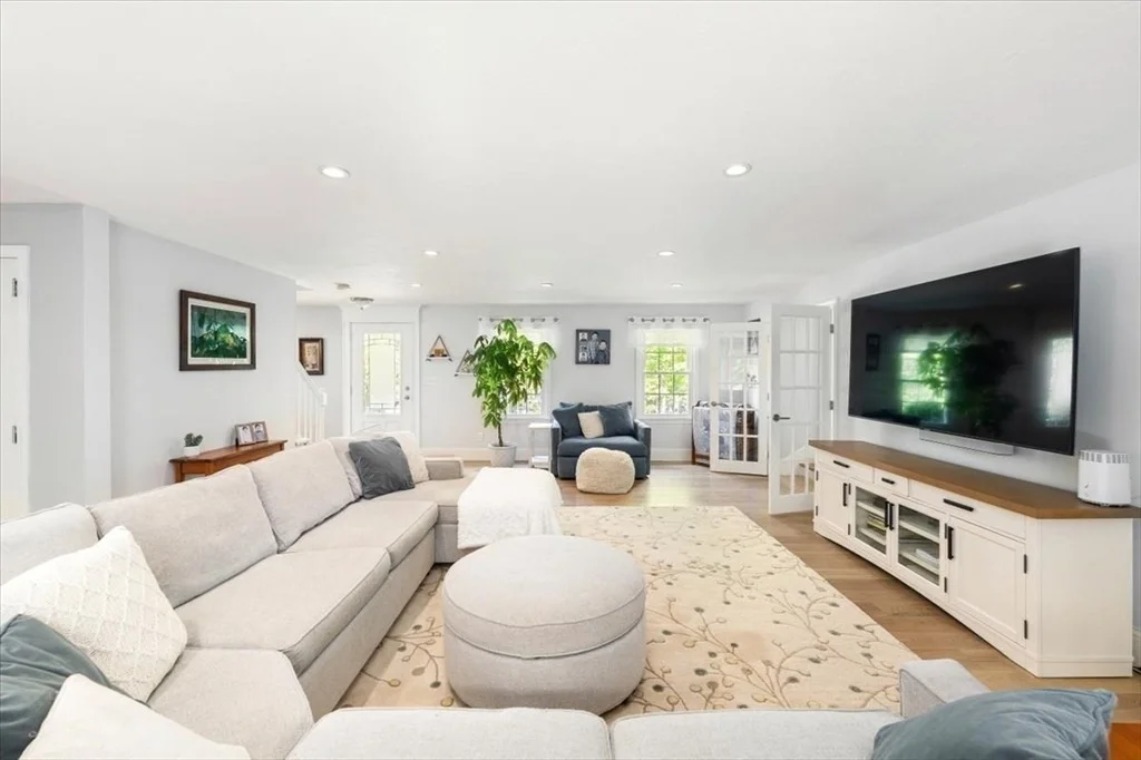 Photo of 9 Running Brook Cir