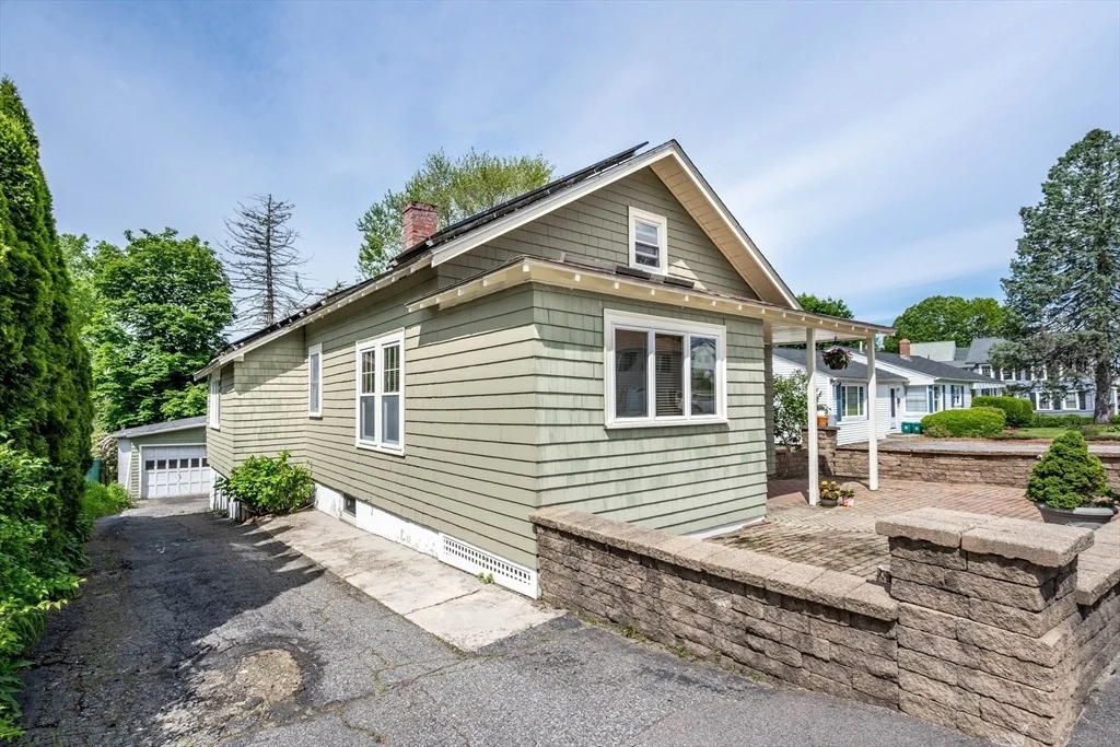 Photo of 204 Massasoit Rd