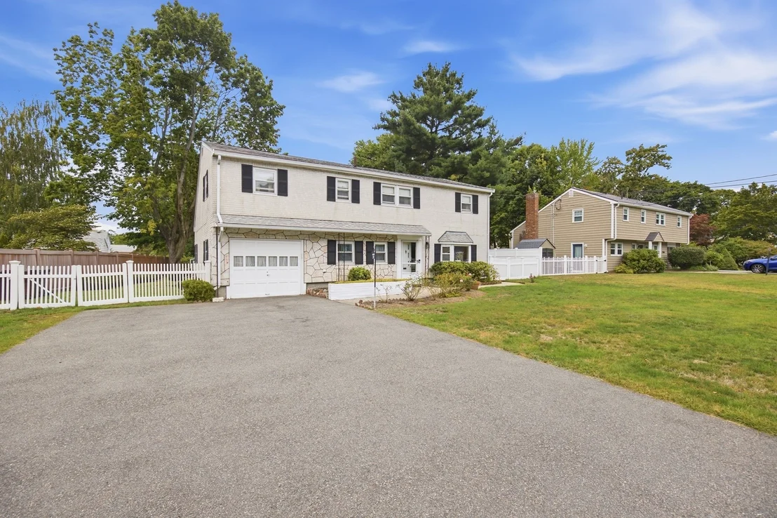 Photo of 37 Rustcraft Rd