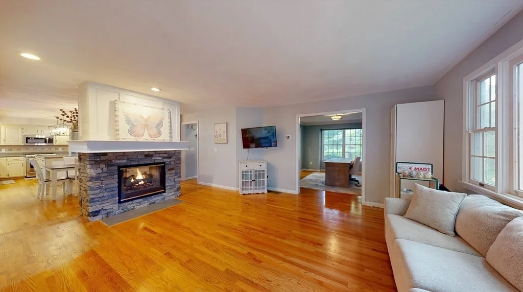 Photo of 4 Burnham Dr