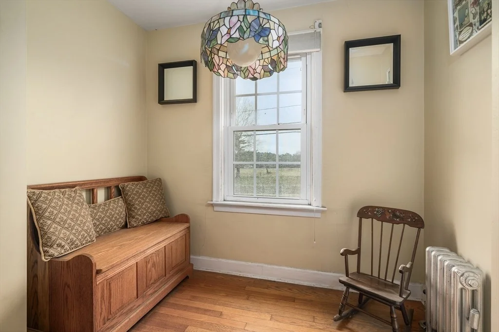 Photo of 1261 Putnam Pike