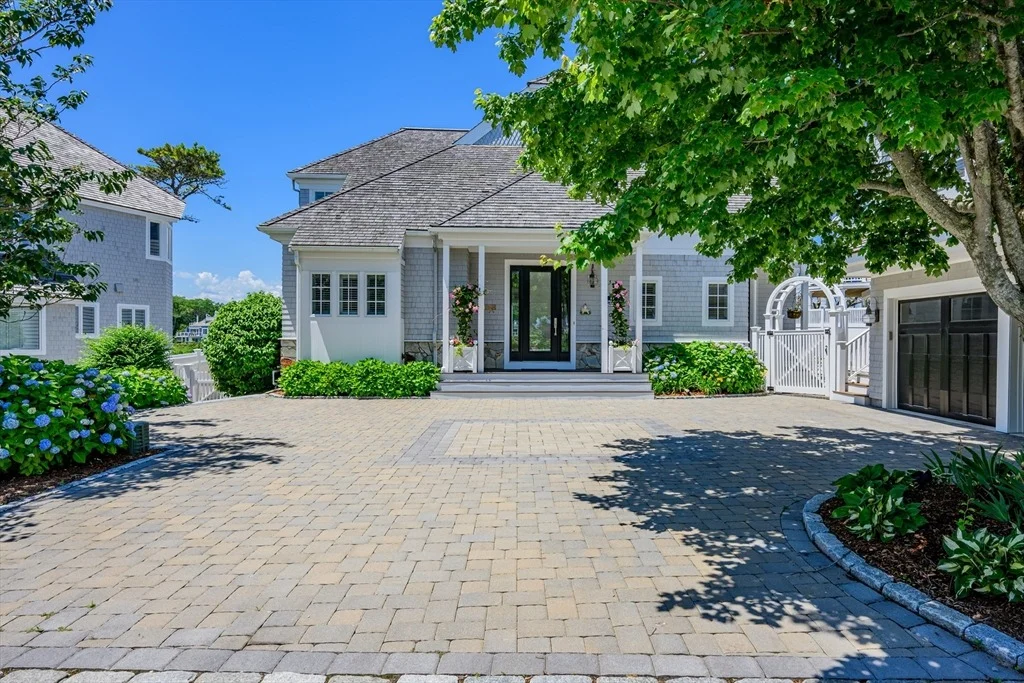 Photo of 129 Shore Dr W