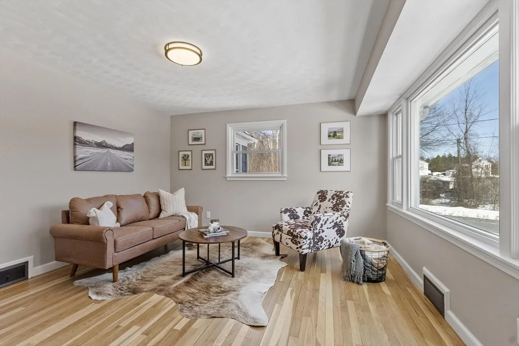 Photo of 6 Meadowbrook Dr