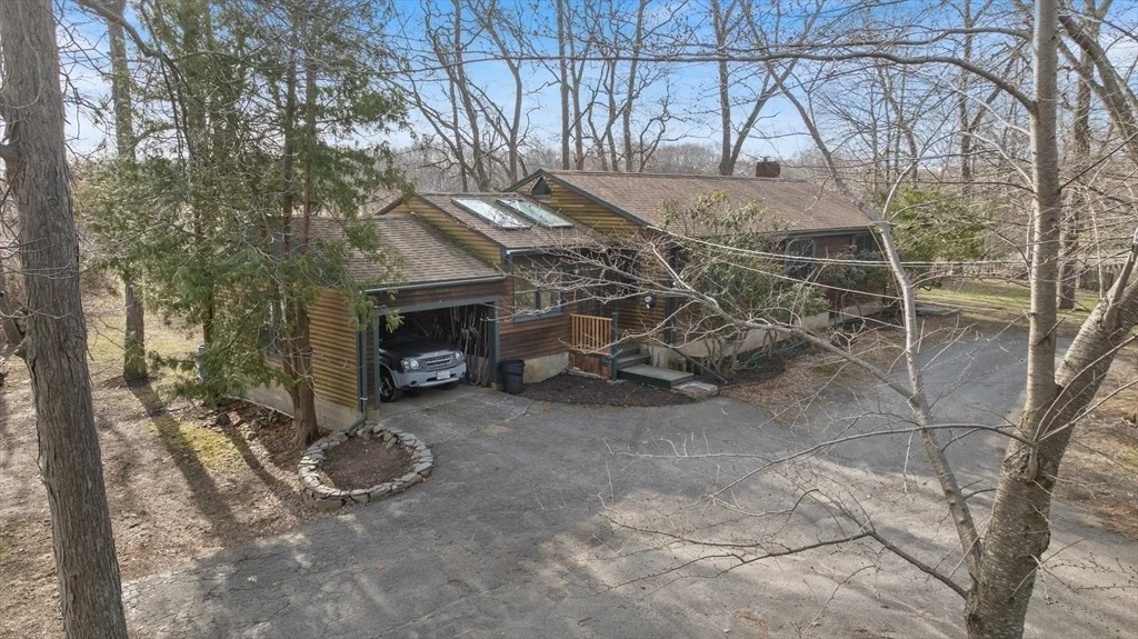 Photo of 33 Jeffreys Neck Rd