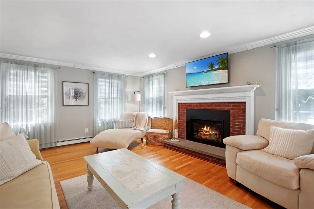 Photo of 842 Main St