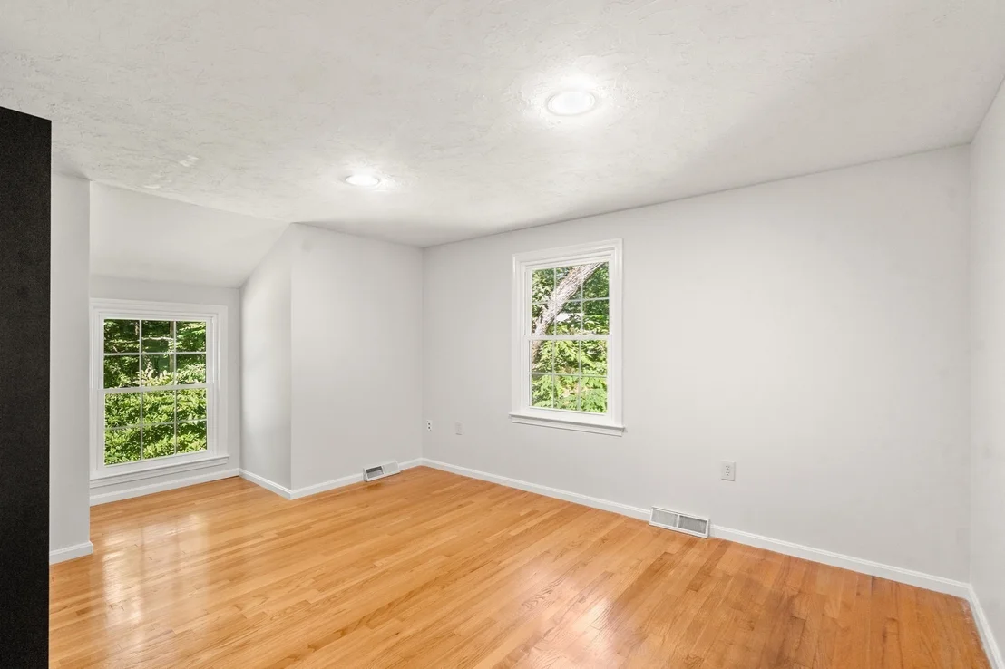 Photo of 942 Salem End Road