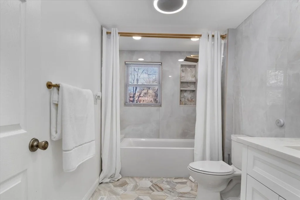 Photo of 107 Lakeview Dr