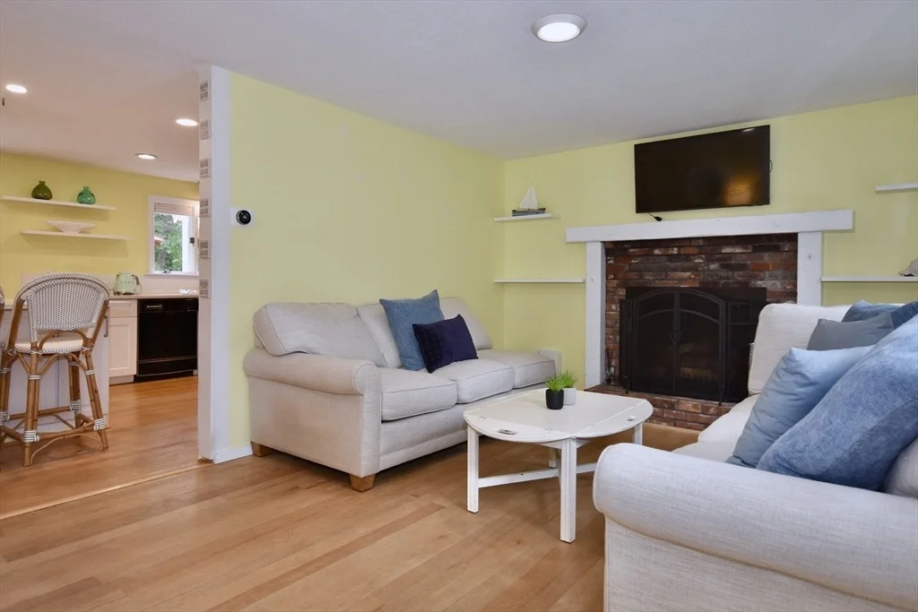 Photo of 64 Roseland Ter