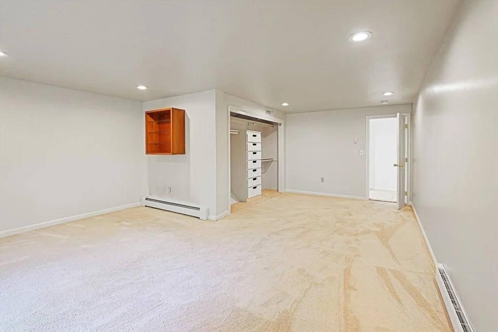 Photo of 17 Crowningshield Dr