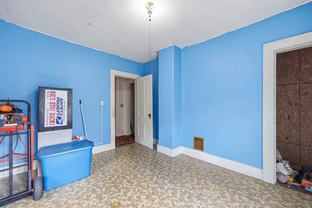 Photo of 84 Middlefield Rd