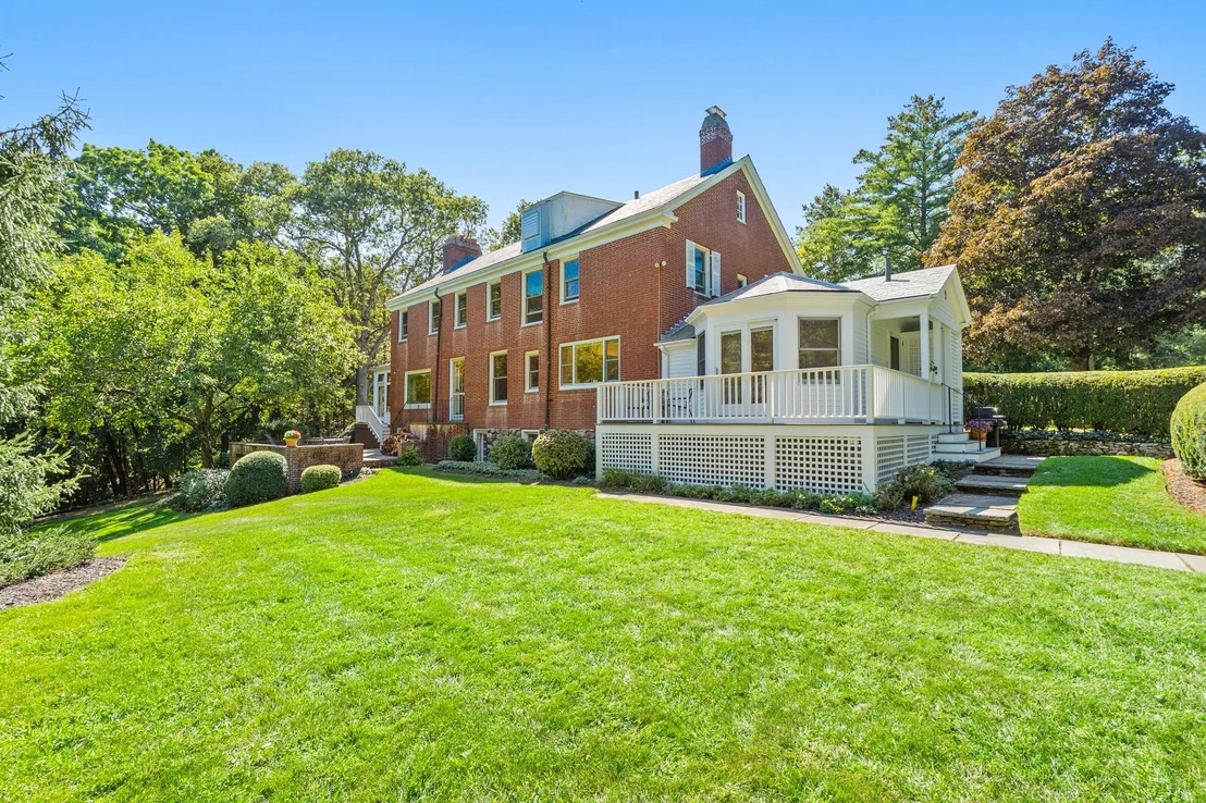 Photo of 8 Oakmount Circle