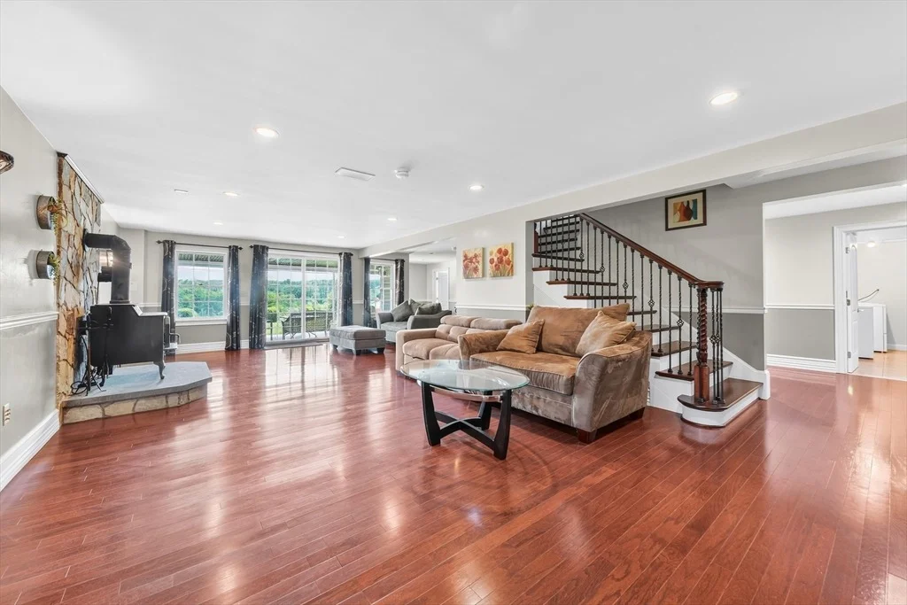 Photo of 385 Scott Rd
