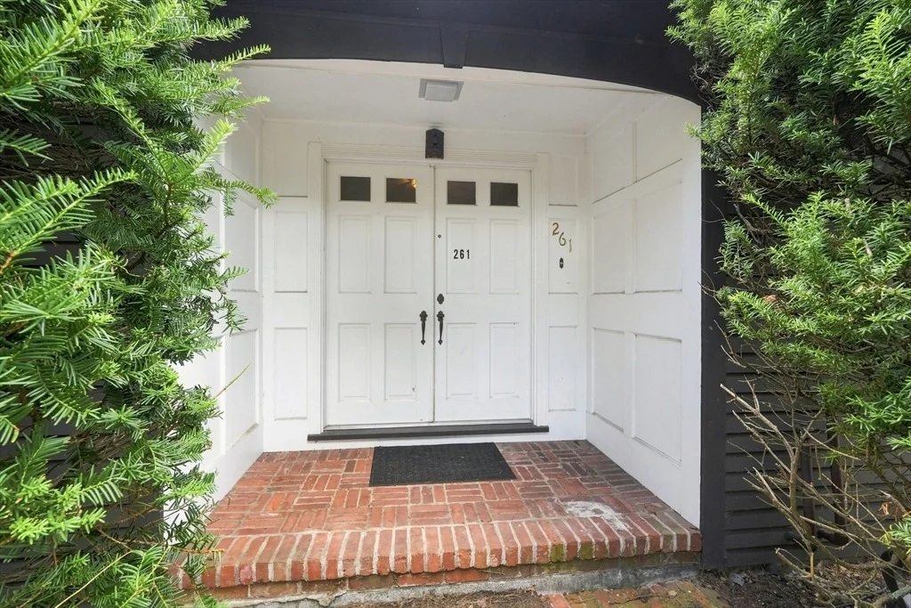 Photo of 261 Bay Road