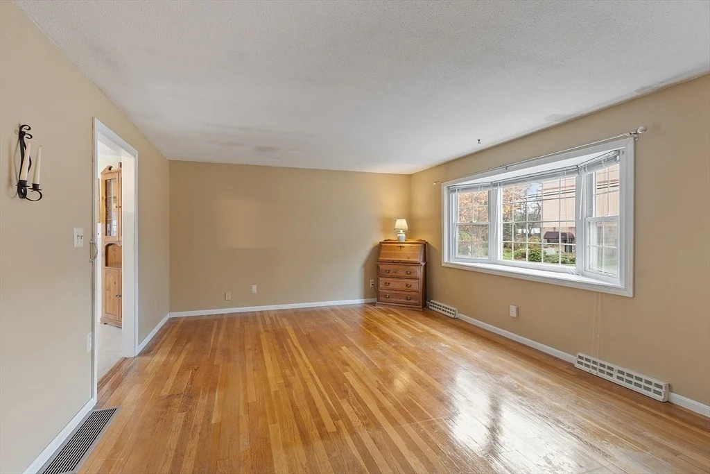 Photo of 927 Main St