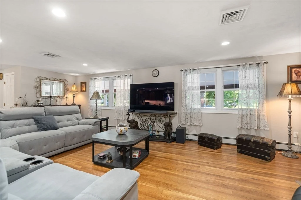 Photo of 16 Burbank Lane