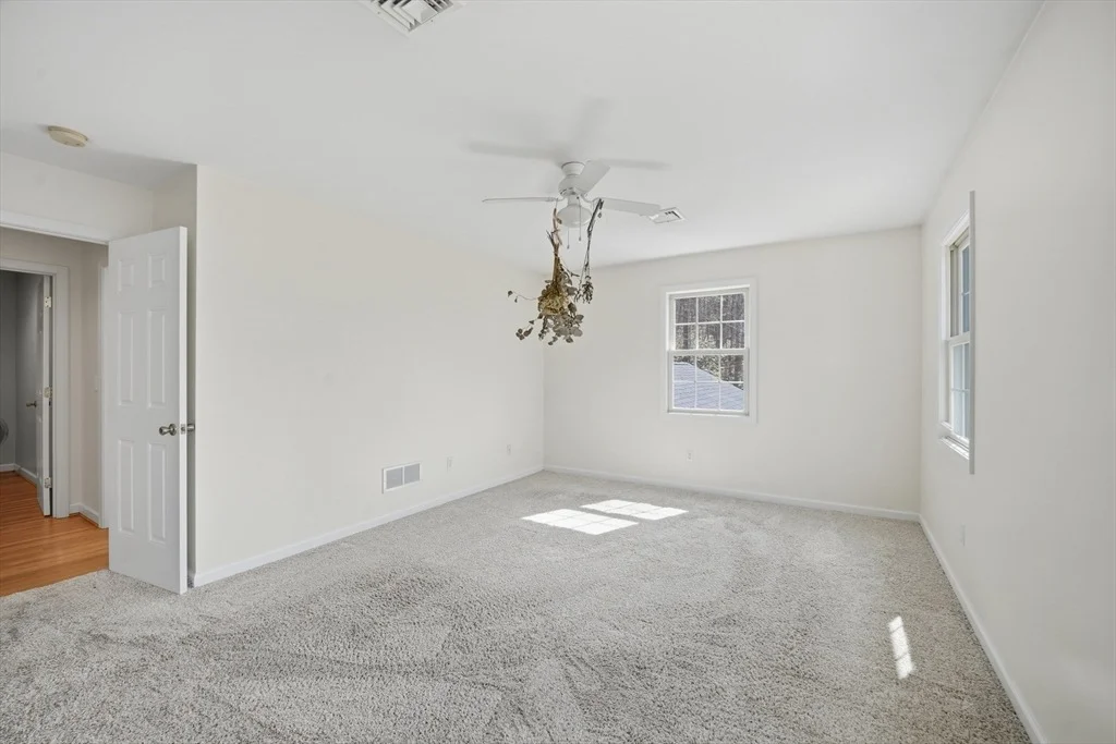 Photo of 1048 Main Rd