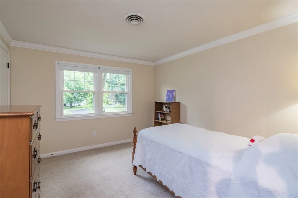 Photo of 42 Elizabeth Cir
