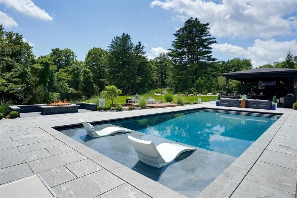 Photo of 556 Middle Road