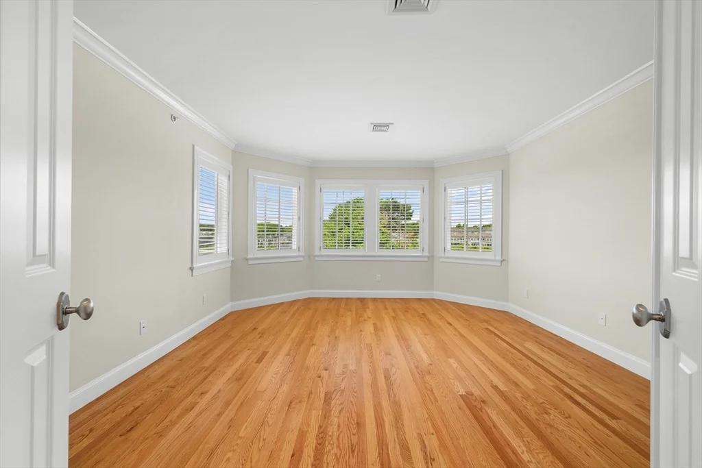 Photo of 129 Shore Dr W