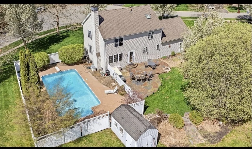 Photo of 1 Tallowood Ln