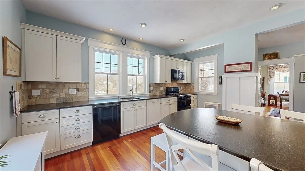 Photo of 907 Pleasant St