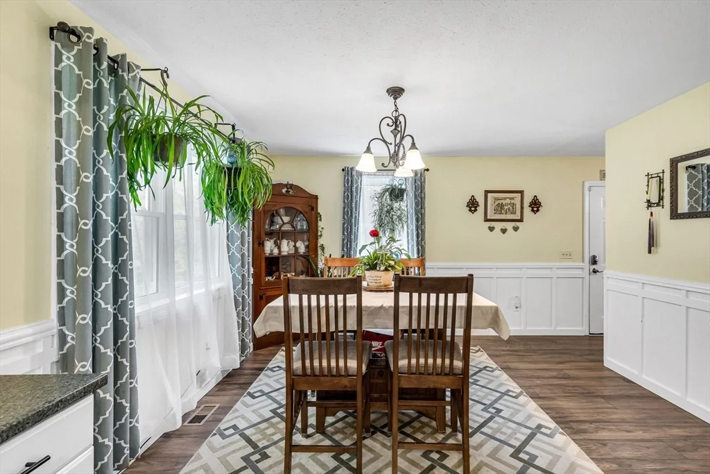 Photo of 302 Middlefield Rd