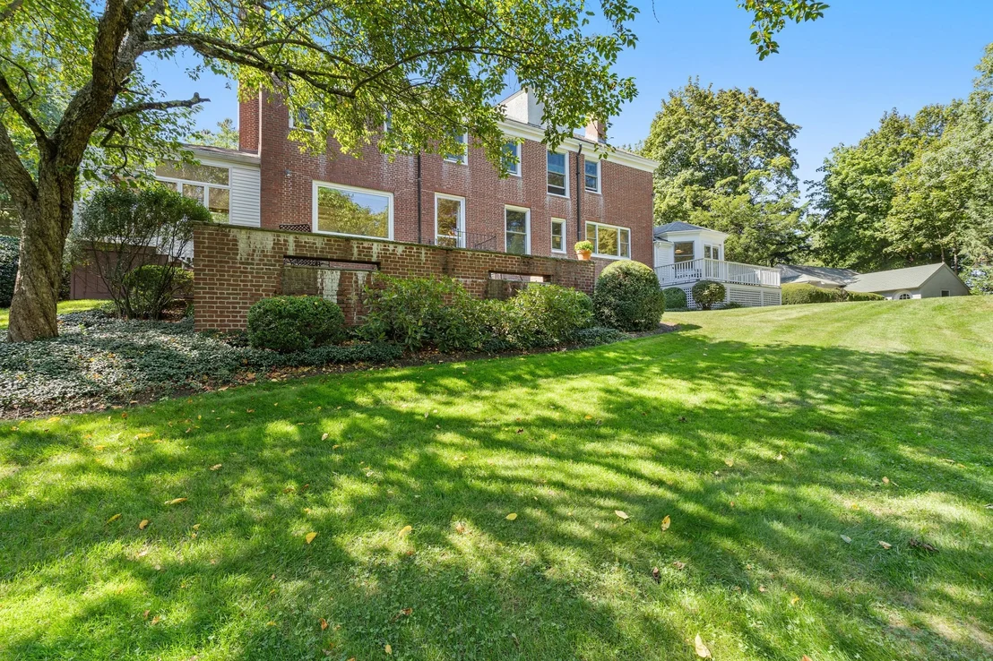 Photo of 8 Oakmount Circle