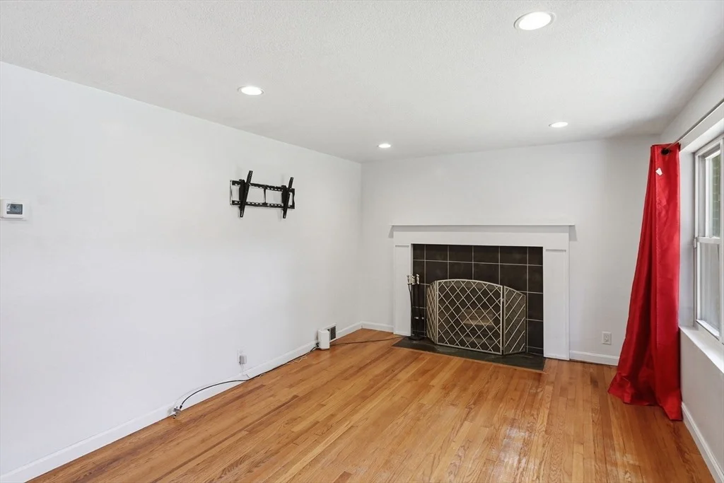 Photo of 881 Roosevelt Ave