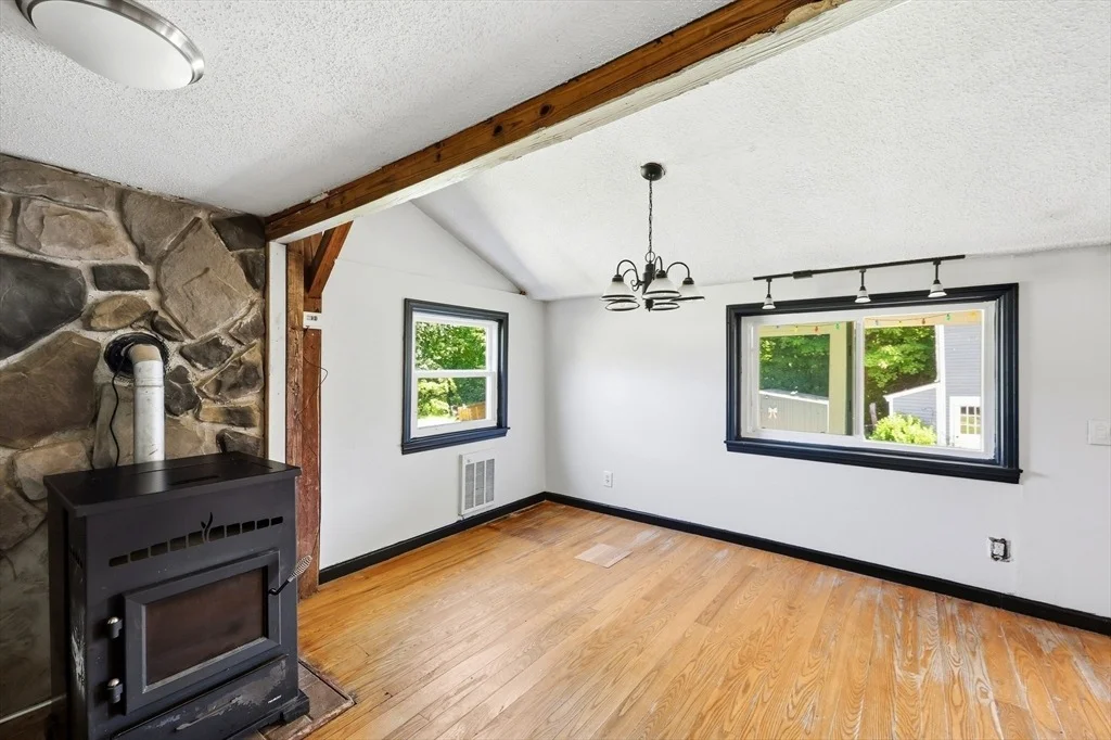 Photo of 1572 Main Rd