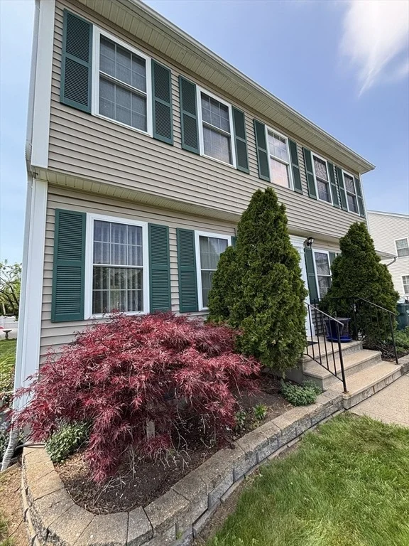 Photo of 266 Christopher Dr