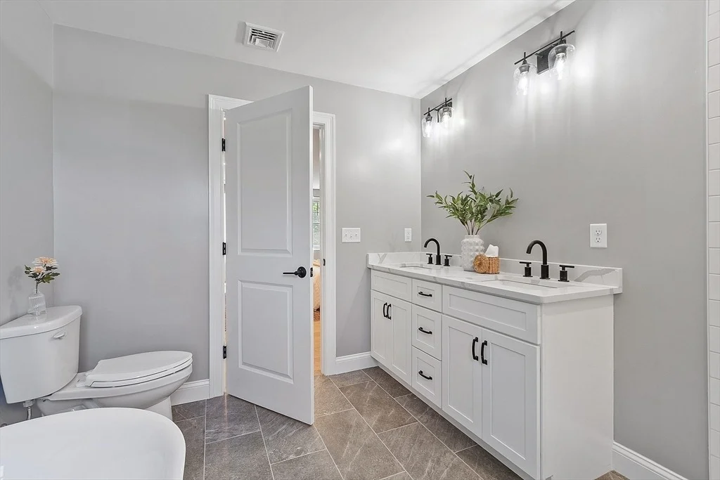 Photo of 383 Delano Rd