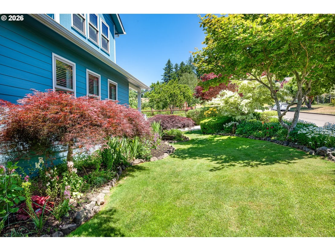 Photo of 384 EDGEVIEW DR