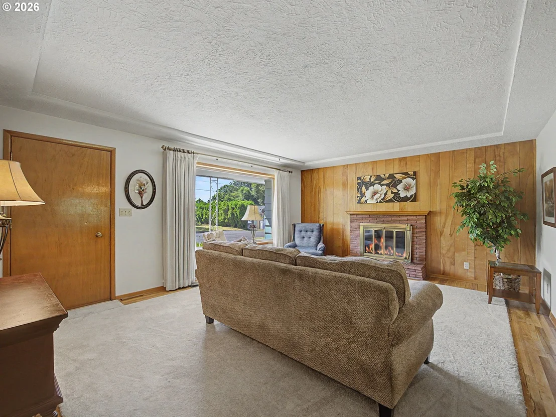 Photo of 250 SE JUNIPER AVE
