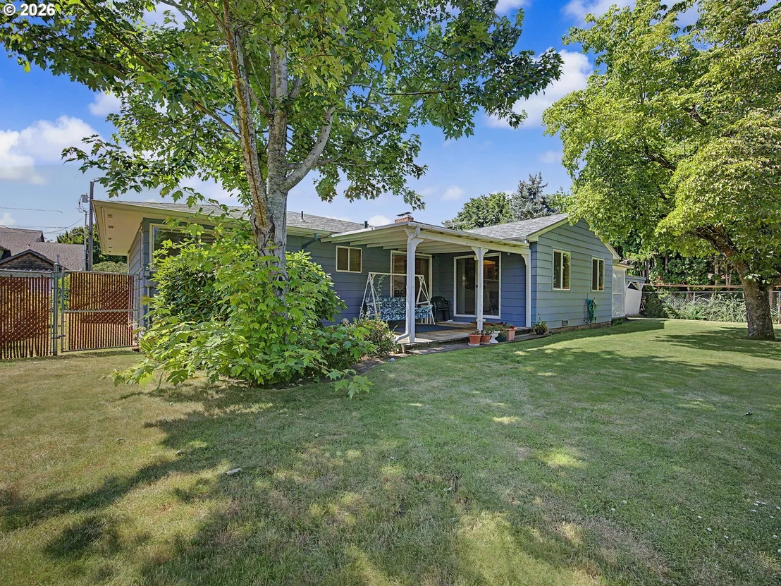 Photo of 250 SE JUNIPER AVE