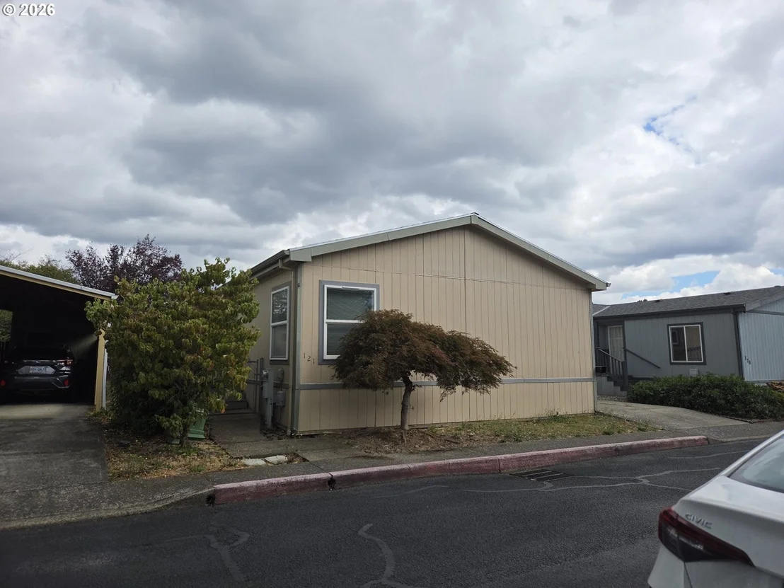 Photo of Unit 121 at 1949 SE PALMQUIST RD