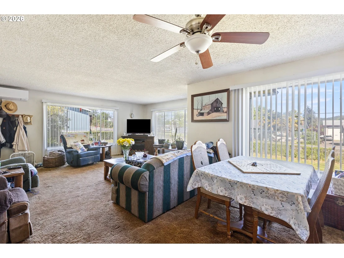 Photo of 311 SE GRAPE AVE