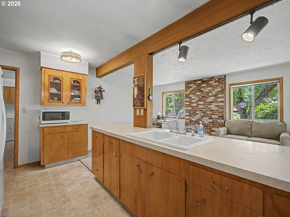 Photo of 250 SE JUNIPER AVE