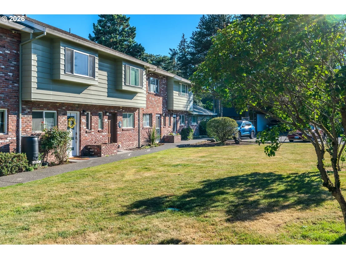 Photo of 1802 NE HOGAN DR