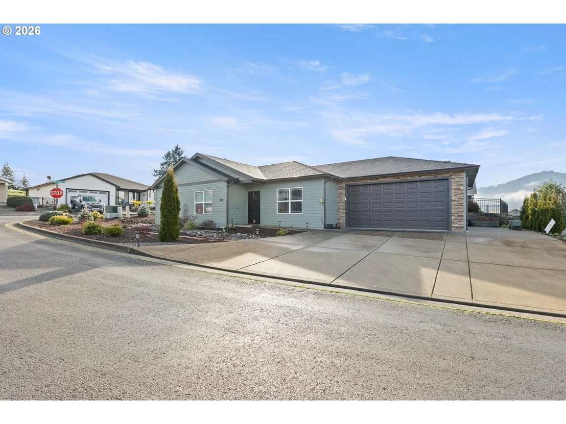 Photo of 582 FAIRWAY ESTATES DR