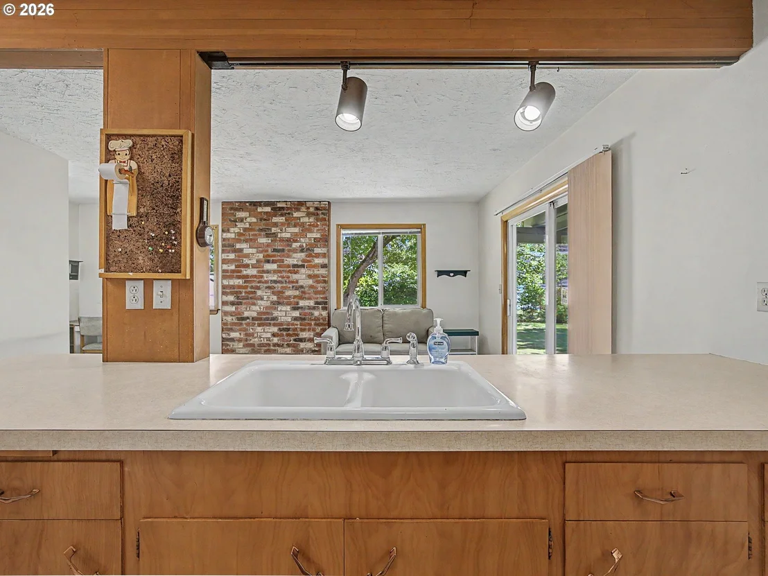 Photo of 250 SE JUNIPER AVE