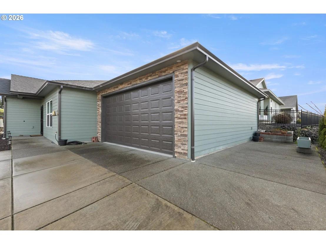 Photo of 582 FAIRWAY ESTATES DR