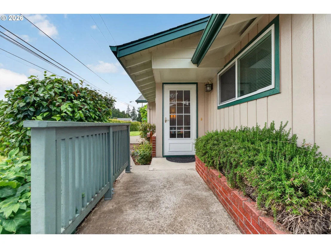 Photo of 447 MAXWELL RD