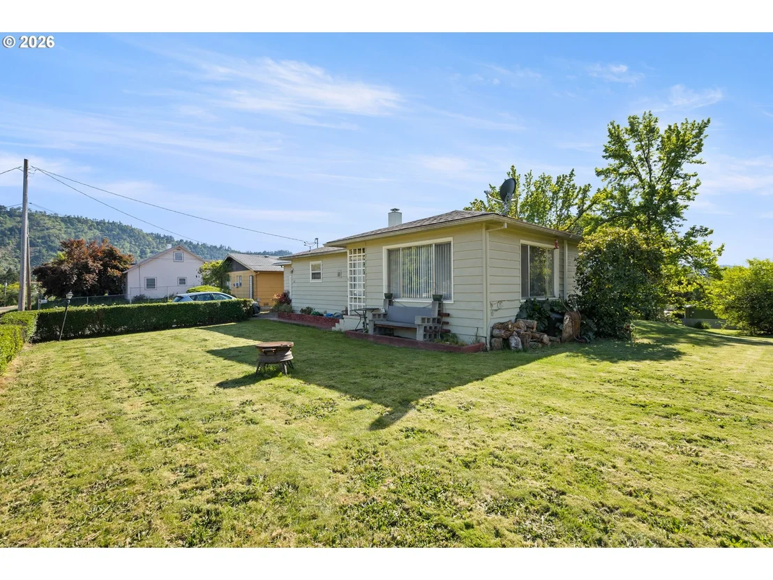 Photo of 311 SE GRAPE AVE